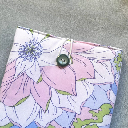 Zoom sur le bouton de récupération vert, de la pochette à livre en coton fleuri pastel upcyclé, cousue main par l'atelier Catastroff