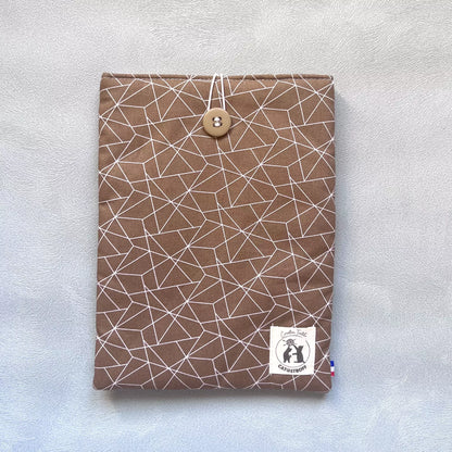 Pochette à livre marron ligné Puzzle Café vue de face, motif géométrique blanc sur coton brun, bouton de récupération assorti, étiquette Catastroff.