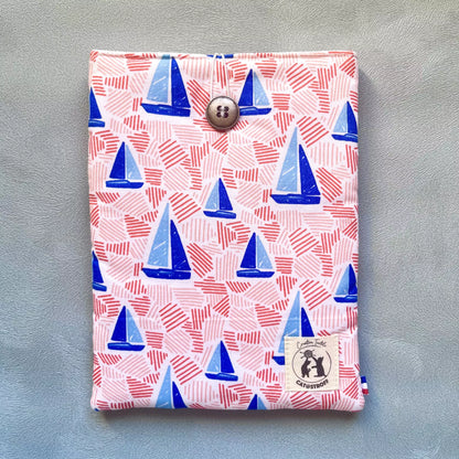 Pochette à livre tissu coton imprimé voiliers bleus et traits roses, cousue main, fermée par un bouton récupéré