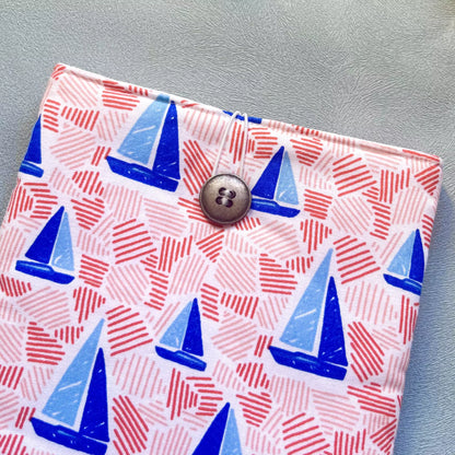 Zoom sur le bouton de récupération de la pochette à livre avec des bateaux colorés