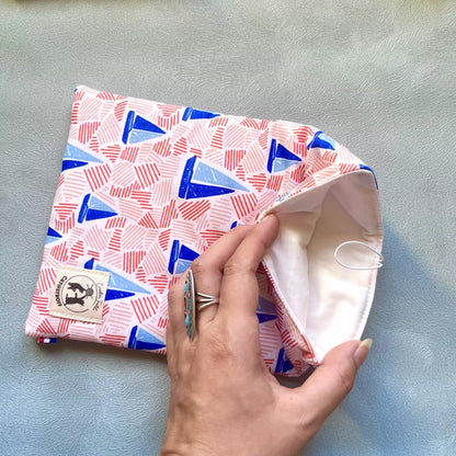Pochette à livre avec des bateaux coloré, intérieur en coton blanc écru visible sur la photo