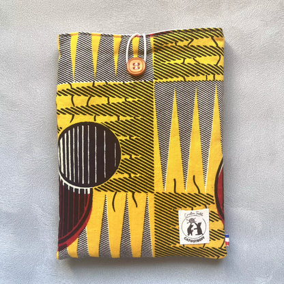 Pochette livre de poche en tissu wax africain jaune et noir avec bouton caramel, faite main par Catastroff