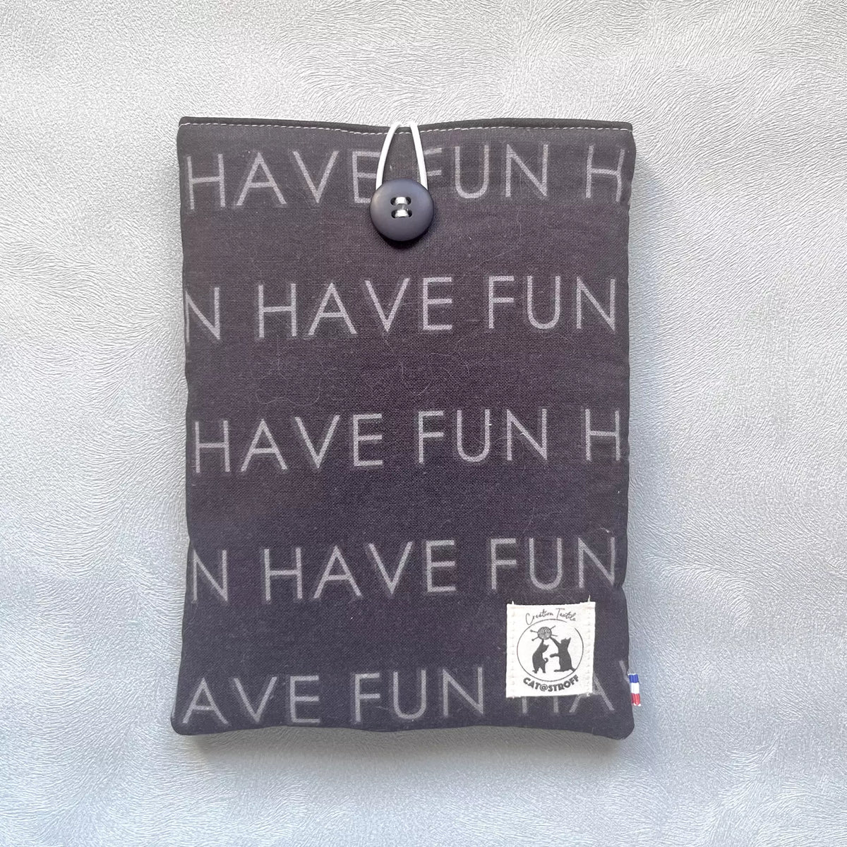 Pochette à livre upcyclés noir motif Have Fun, cousue main, vue recto avec bouton de récupération
