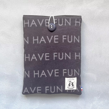 Pochette à livre upcyclés noir motif Have Fun, cousue main, vue recto avec bouton de récupération
