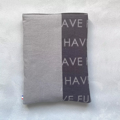 Dos de la pochette à livre en tissu upcyclés, avec une partie du tissu noir avec les inscription have fun et le reste du tissu en gris