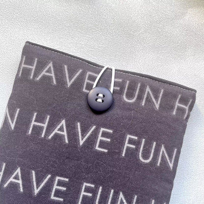 Zoom sur le bouton de récupération de la pochette à livre upcyclés noir